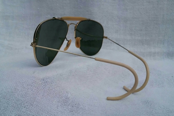 แว่นตา 'เรย์ - แบน - แสนสะท้าน' ยูเอสเอ ตัวแท้ !  ทศวรรษที่ '70s  ขนาดมาตรฐาน 58 mm  โมเดลอมตะ 'แมคอาร์เธอร์ - เอาท์ดอร์สแมน - คานหุ้มงา - ขาสปริงเกี่ยว'  สภาพวินเทพใช้งานถนอม  โคตรเลนส์กระจกคริส