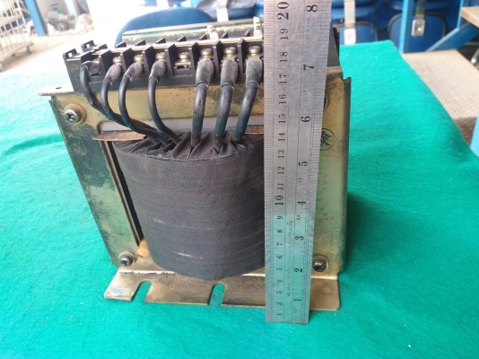 หม้อแปลง ยี่ห้อ TOKAI input:200,220,240V output:80,100V ขนาด 2,000VA สภาพสวยมาก ใช้งานได้ดีปกติ ราคาตัวละ 2,500 บาท+150 ค่าส่งค่ะ