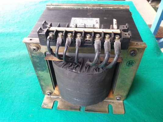 หม้อแปลง ยี่ห้อ TOKAI input:200,220,240V output:80,100V ขนาด 2,000VA สภาพสวยมาก ใช้งานได้ดีปกติ ราคาตัวละ 2,500 บาท+150 ค่าส่งค่ะ