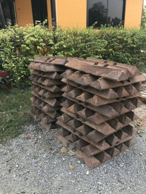 ขายแผ่นแทรก รถแทรกเตอร์ D-4-H ตีนเป็ด สภาพตามรูป ขายถูก มีครบชุด 2 ข้าง