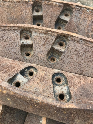 ขายแผ่นแทรก รถแทรกเตอร์ D-4-H ตีนเป็ด สภาพตามรูป ขายถูก มีครบชุด 2 ข้าง