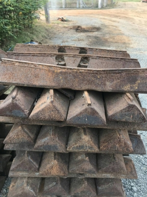 ขายแผ่นแทรก รถแทรกเตอร์ D-4-H ตีนเป็ด สภาพตามรูป ขายถูก มีครบชุด 2 ข้าง