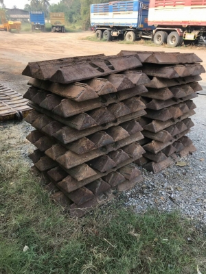 ขายแผ่นแทรก รถแทรกเตอร์ D-4-H ตีนเป็ด สภาพตามรูป ขายถูก มีครบชุด 2 ข้าง