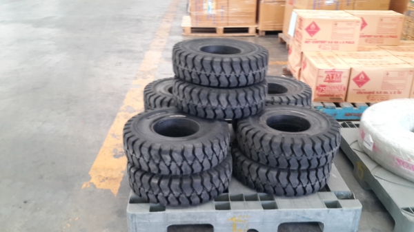 ขายยางลมรถยกโฟล์คลิฟท์ ขนาด 28&times;9-15 , 700-12 ,650-10,600-9 ยางญี่ปุ่น ไต้หวัน ค่ะ
