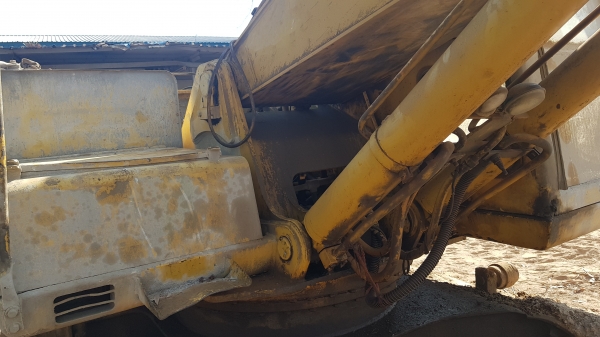 ตัดแบคโฮkobelco sk200-3แยกขายอะไหล่