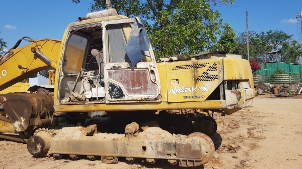 ตัดแบคโฮkobelco sk200-3แยกขายอะไหล่