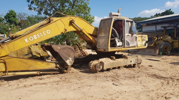 ตัดแบคโฮkobelco sk200-3แยกขายอะไหล่