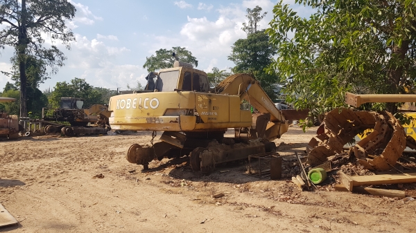 ตัดแบคโฮkobelco sk200-3แยกขายอะไหล่