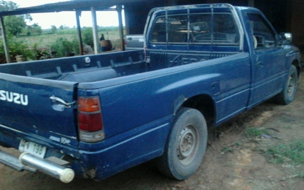 ISUZU TFR มังกรทอง SPARK EX 2.5 MT ปี 39 เครื่อง 90 HP เครื่องแน่นดีแรงดีไม่เยิ้ม ภายในเก๋งคอนโซลสวยครบ แอร์เย็น กระบะปูพื้นยางลายเนอร์ ช่วงล่างคัชซีสวยมากๆครับไม่มีผุไม่มีดาม ยางสภาพดี 4 เส้นประมาณ 70\% เอกสารเล่มทะเบียนครบพร้อมโอนครับ