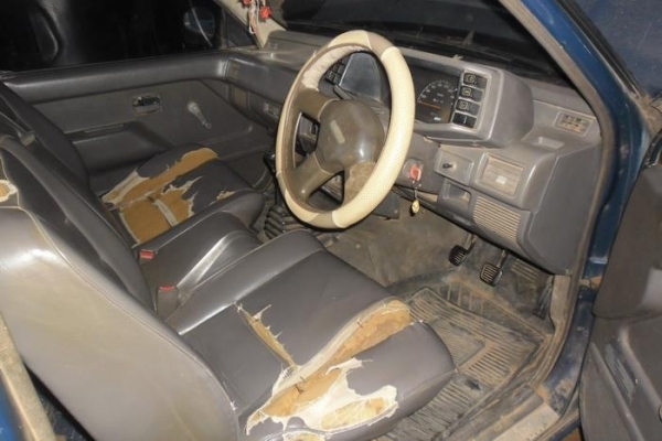 ISUZU TFR มังกรทอง SPARK EX 2.5 MT ปี 39 เครื่อง 90 HP เครื่องแน่นดีแรงดีไม่เยิ้ม ภายในเก๋งคอนโซลสวยครบ แอร์เย็น กระบะปูพื้นยางลายเนอร์ ช่วงล่างคัชซีสวยมากๆครับไม่มีผุไม่มีดาม ยางสภาพดี 4 เส้นประมาณ 70\% เอกสารเล่มทะเบียนครบพร้อมโอนครับ