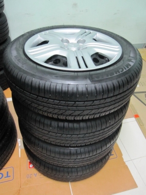 ขายยางพร้อมกะทะและฝาครอบรถ City ป้ายแดง ขนาด 175/65R15 ยางปลายปี 12