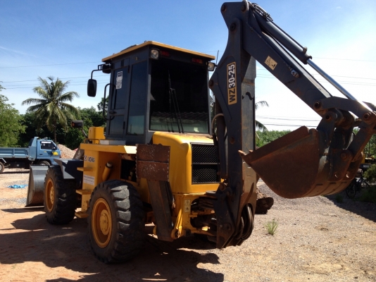 ขายรถตักล้อยางอย่างสวยเลย บุ้งกี๋ตักได้ 1.5 คิว ขุดหลังได้ ใช้มา 700 ชม.เอกสารพร้อมโอน