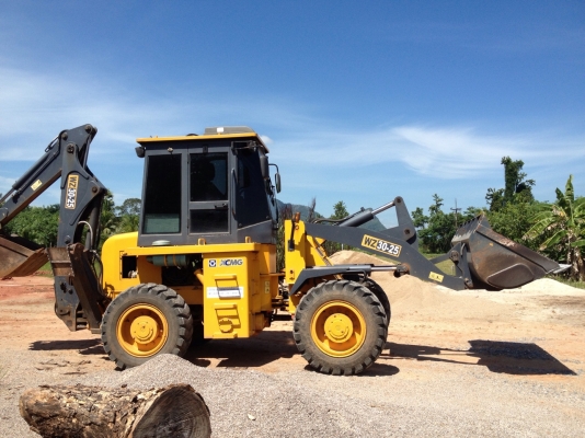 ขายรถตักล้อยางอย่างสวยเลย บุ้งกี๋ตักได้ 1.5 คิว ขุดหลังได้ ใช้มา 700 ชม.เอกสารพร้อมโอน