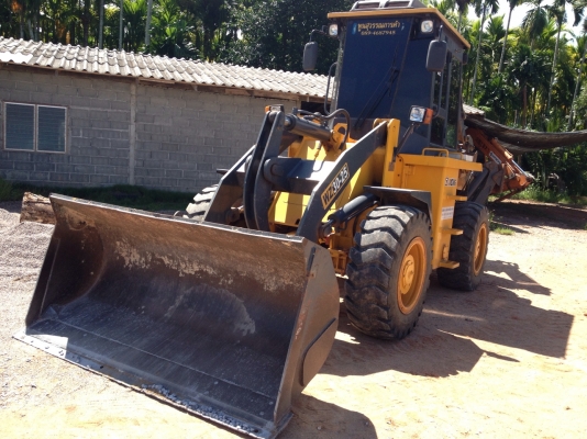 ขายรถตักล้อยางอย่างสวยเลย บุ้งกี๋ตักได้ 1.5 คิว ขุดหลังได้ ใช้มา 700 ชม.เอกสารพร้อมโอน