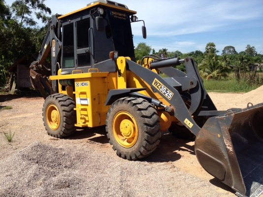 ขายรถตักล้อยางอย่างสวยเลย บุ้งกี๋ตักได้ 1.5 คิว ขุดหลังได้ ใช้มา 700 ชม.เอกสารพร้อมโอน