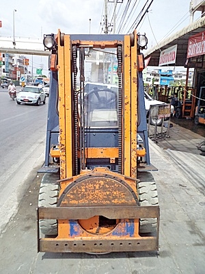 ขายรถยกโตโยต้า 2 ตัน รุ่น5 เครื่องเบนซิน กระบอกคู่ เสาสูง 3 เมตร งาหมุน 360 องศา ยางตัน   พวงมาลัยเพาเว่อร์  สีเดิมจากนอก นำเข้าจากญี่ปุ่น ใช้งานได้ทันที