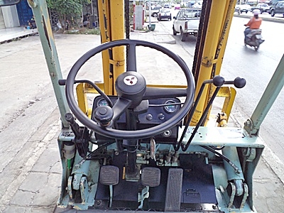 ขายรถยกมิตซูบิชิ 1.5 ตัน  เครื่องเบนซิน  เกียร์ออโต้ กระบอกคู่   เสาสูง 3 เมตร  พวงมาลัยเพาเว่อร์  สีเดิมจากนอก นำเข้าจากญี่ปุ่น ใช้งานได้ทันที