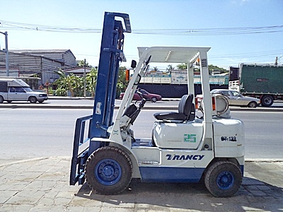 ขายรถยกมิตซูบิชิ 2.5 ตัน (รุ่นใหม่) เครื่องเบนซิน ( 2ระบบ น้ำมัน/แก๊ส)  เกียร์ออโต้ งาสไลด์ข้าง กระบอกคู่   เสาสูง 4 เมตร  พวงมาลัยเพาเว่อร์  สีเดิมจากนอก นำเข้าจากญี่ปุ่น ใช้งานได้ทันที