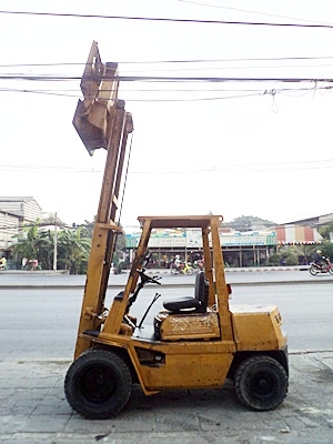 ขายรถยกโตโยต้า 2.8 ตัน เครื่องดีเซล งาเทด้ำ  เสาสูง 3 เมตร ล้อหน้าคู่  งายาว 1.6 เมตร พวงมาลัยเพาเว่อร์  สีเดิมจากนอก นำเข้าจากญี่ปุ่น ใช้งานได้ทันที