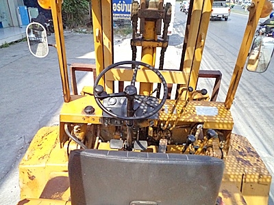 ขายรถยกโคมัสสึ 4 ตัน เครื่องดีเซลอีซูซุ  ล้อหน้าคุ่ เสาสูง 3 เมตร พวงมาลัยเพาเว่อร์ สีเดิมจากนอก นำเข้าจากญี่ปุ่น ใช้งานได้ทันที