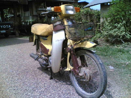 ขาย Honda C700 (นันทิดา) สีเหลืองทะเบียนพร้อมชุดโอนเครื่องดีอะไหร่ต้องเก็บเอง ขายตามสภาพ ขาย 8000 บาท