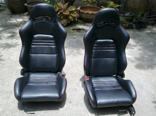 เบาะหลังแข็งหุ้มผ้าลายเคฟล่าสีดำพร้อมราง