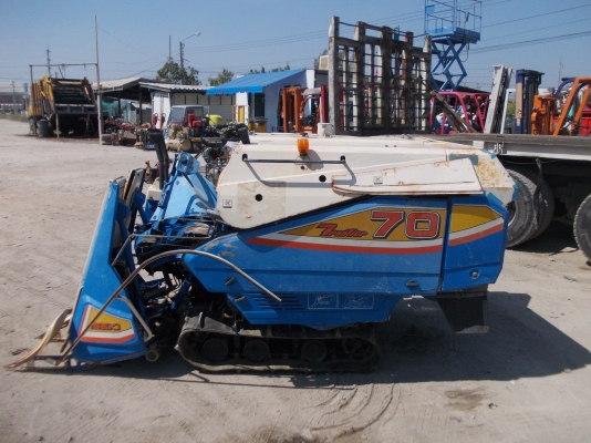 รหัส:13001002รถเกี่ยวข้าวนั่งขับใช้แทรคยางที่ตัด2แถวสามารถปรับที่เกี่ยวขึ้นลงได้เกี่ยวง่ายwww.nihonmono.com