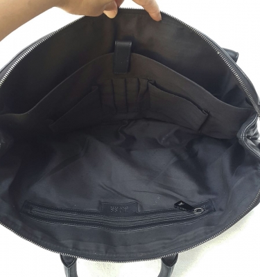 HUGO BOSS ใส่เอกสาร laptop