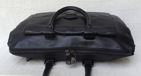 HUGO BOSS ใส่เอกสาร laptop