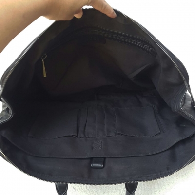 HUGO BOSS ใส่เอกสาร laptop