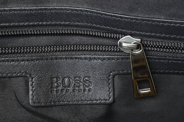 HUGO BOSS ใส่เอกสาร laptop
