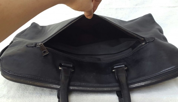 HUGO BOSS ใส่เอกสาร laptop