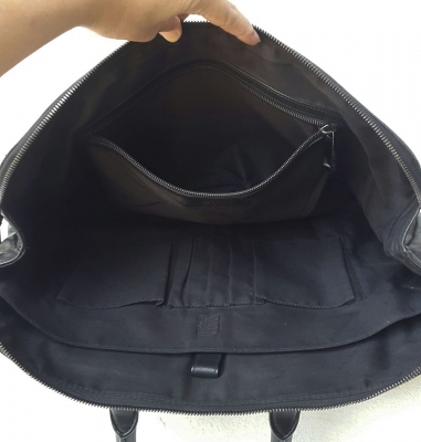 HUGO BOSS ใส่เอกสาร laptop