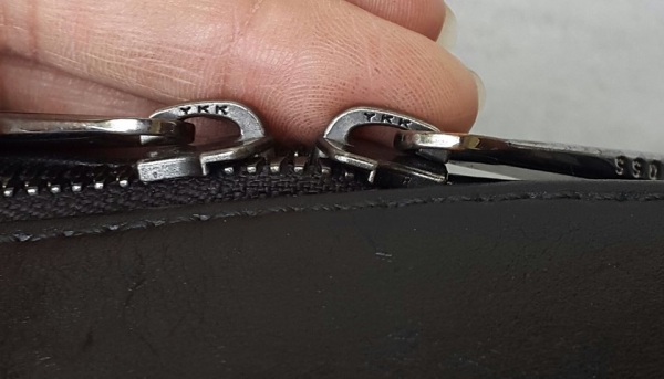 HUGO BOSS ใส่เอกสาร laptop