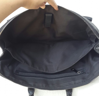 HUGO BOSS ใส่เอกสาร laptop