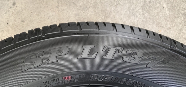 ยางป้ายแดง 215-65-16 Dunlop ปี 19 ดอกเต็มๆ ตุ่มอลัง เส้นสีชัด ยางป้ายแดง 215-65-16 Dunlop ปี 19 ดอกเต็มๆ ตุ่มอลัง เส้นสีชัด