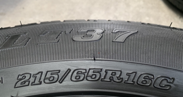 ยางป้ายแดง 215-65-16 Dunlop ปี 19 ดอกเต็มๆ ตุ่มอลัง เส้นสีชัด ยางป้ายแดง 215-65-16 Dunlop ปี 19 ดอกเต็มๆ ตุ่มอลัง เส้นสีชัด