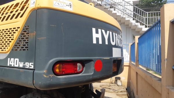 ขายรถแบคโฮล้อยาง HYUNDAI R140 W สวยเอกสารทะเบียน