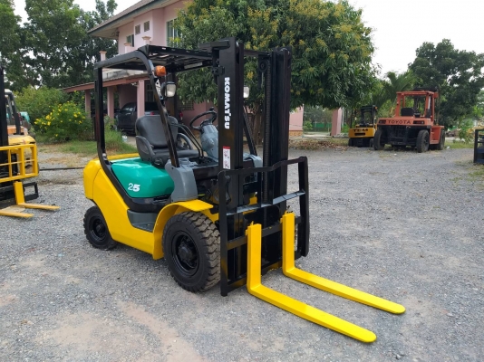 ขายรถยก KOMATSU FD25-16 เครื่องดีเซล 4D94E เสาสูง 3 เมตร ยกได้ 2.5 ตัน เกียร์ออโต้ รถนอกนำเข้า ติดต่อ 063-5628992