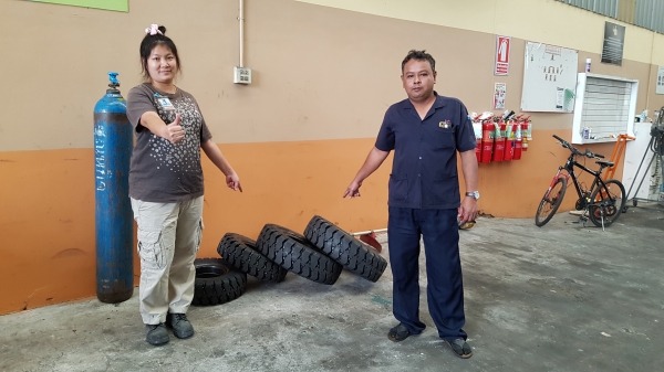 ขายยางลม รถยกโฟล์คลิฟท์ ขนาด 28×9-15 , 700-12 ,650-10,600-9 ยางญี่ปุ่น หรือ ไต้หวัน ค่ะ 0844591695 เหมี๋ยวค่ะ ขายยางลม รถยกโฟล์คลิฟท์ ขนาด 28×9-15 , 700-12 ,650-10,600-9 ยางญี่ปุ่น หรือ ไต้หวัน ค่ะ 0844591695 เหมี๋ยวค่ะ