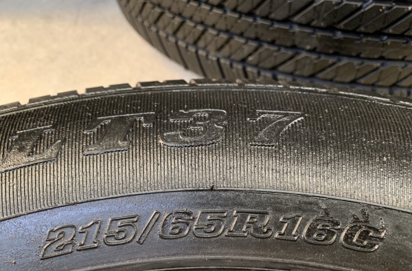 ยางน้องๆป้ายแดง 215-65-16 Dunlop ปลายปี 18 มีตุ่มทุกเส้น ใช้งานได้ยาวๆ ยางน้องๆป้ายแดง 215-65-16 Dunlop ปลายปี 18 มีตุ่มทุกเส้น ใช้งานได้ยาวๆ