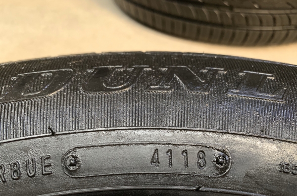 ยางน้องๆป้ายแดง 215-65-16 Dunlop ปลายปี 18 มีตุ่มทุกเส้น ใช้งานได้ยาวๆ ยางน้องๆป้ายแดง 215-65-16 Dunlop ปลายปี 18 มีตุ่มทุกเส้น ใช้งานได้ยาวๆ