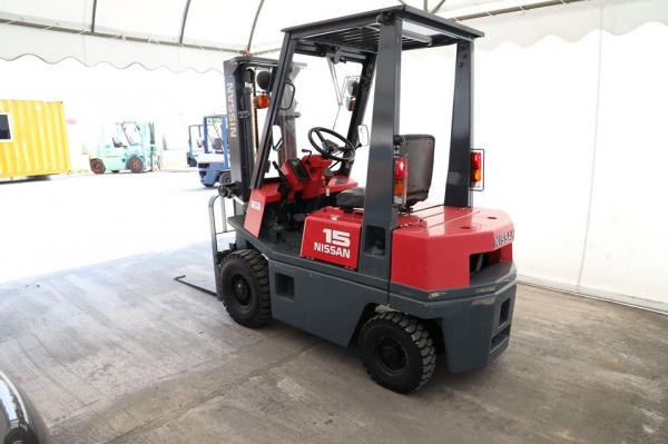 ขายถูกมาก Nissan H01 เกียร์ออโต้ ขนาดยก 1.5ตัน เสายกสูง3เมตร เครื่องยนต์เบนซิน