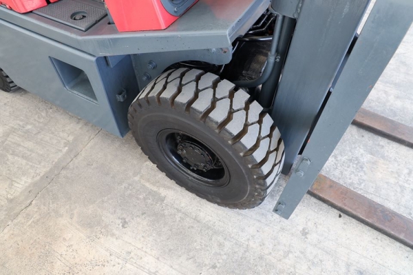 ขายถูกมาก Nissan H01 เกียร์ออโต้ ขนาดยก 1.5ตัน เสายกสูง3เมตร เครื่องยนต์เบนซิน