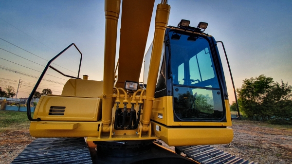 ขายรถขุดมือสอง KOMATSU PC200-8M0 ใช้งาน 4 พันชั่วโมง (ระยะประกัน PM ถึง 7 พันชั่วโมง)