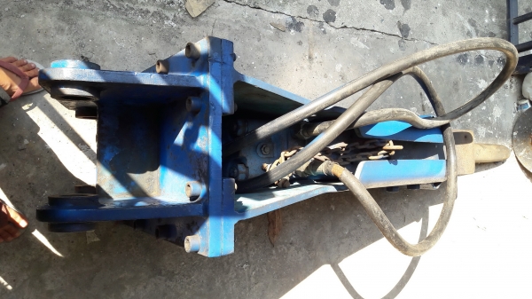หัวแย็ก BREAKER หัวกระแทก Krupp HM 301 น้ำหนัก 450 kg, เยอรมัน ซอกใน 17 ซม.รูสลัก 45 mm. เข็ม 80 mm ราคา 95,000 บาท 084-5424150