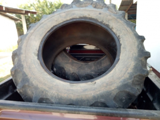 ขายยางรถไถฟอร์ด  18.4-30  ราคาคู่ละ  4,000