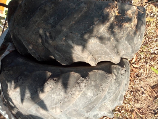 ขายยางรถไถฟอร์ด  18.4-30  ราคาคู่ละ  4,000