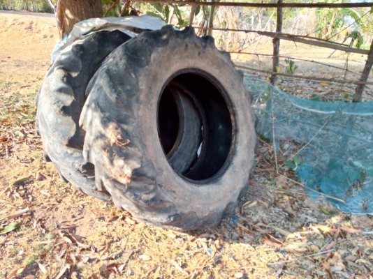 ขายยางรถไถฟอร์ด  18.4-30  ราคาคู่ละ  4,000