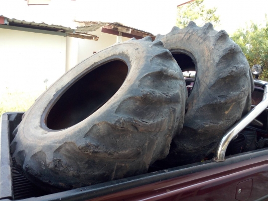 ขายยางรถไถฟอร์ด  18.4-30  ราคาคู่ละ  4,000